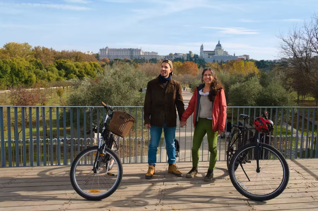 Guía y su pareja con palacio real y catedral de la almudena de fondo