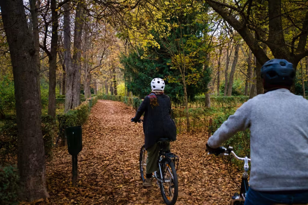 Pareja en bici por el Retiro en Madrid